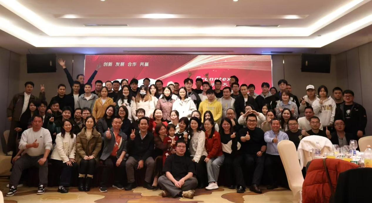 草莓视频官方网站下载全体员工合照